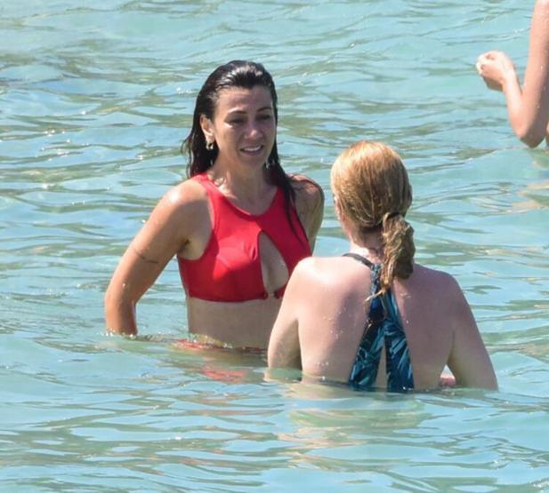 Gökçe Bahadırın fit hali dikkat çekti Kırmızı bikinisiyle göz kamaştırdı
