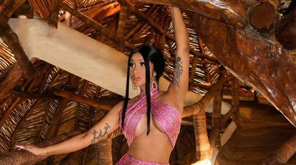 Karnı burnunda olan Cardi B, çılgın dansıyla geceye damga vurdu