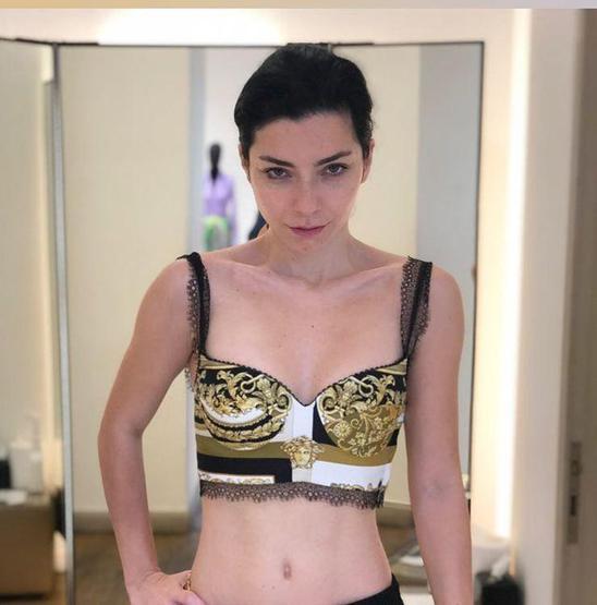 Merve Boluğurdan pembe bikinili tatil pozu