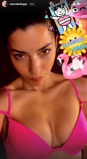 Merve Boluğurdan pembe bikinili tatil pozu