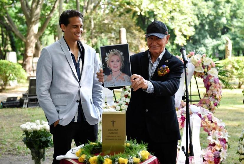 Zsa Zsa Gabor’un külleri ölümünden 5 yıl sonra toprağa verildi