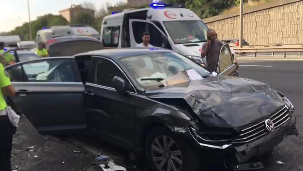 Sarıyerde TEM Otoyolunda polis aracıyla otomobil çarpıştı: Çok sayıda yaralı var