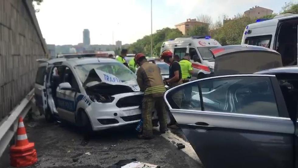 Sarıyerde TEM Otoyolunda polis aracıyla otomobil çarpıştı: Çok sayıda yaralı var