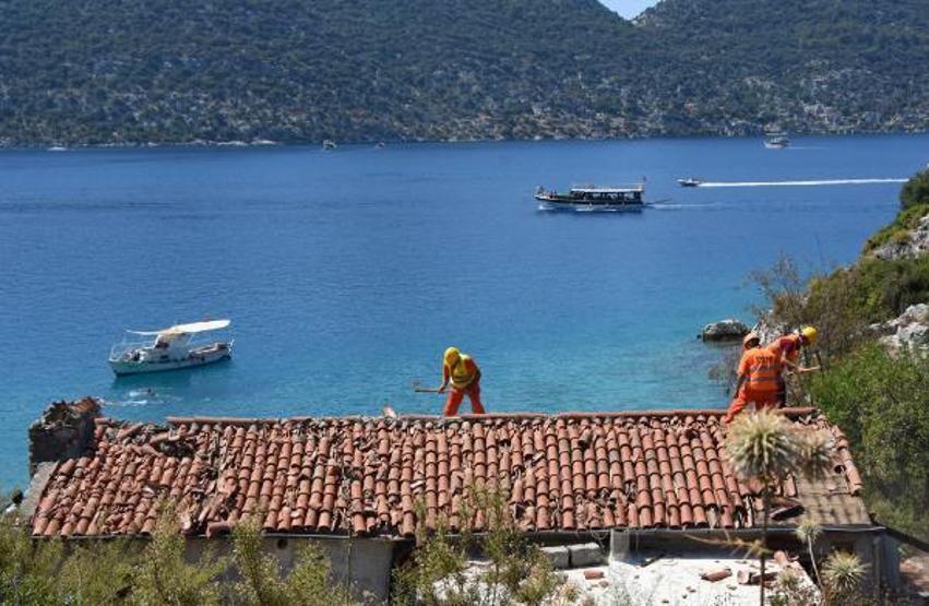 Kekovadaki kaçak villa yıkıldı