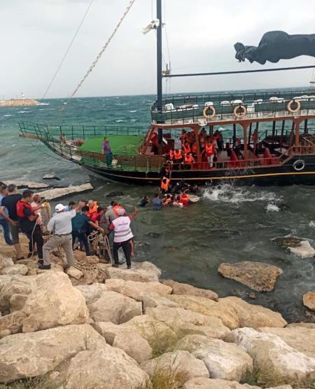 Van Gölünde gezi teknesi karaya oturdu, yolcular halatlarla kurtarıldı