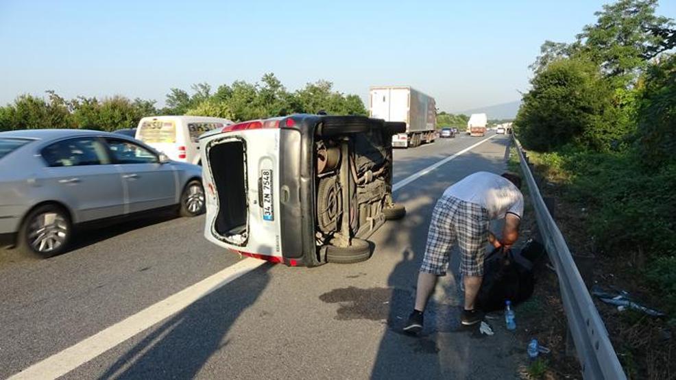 Hafif ticari araç devrildi: 5 yaralı