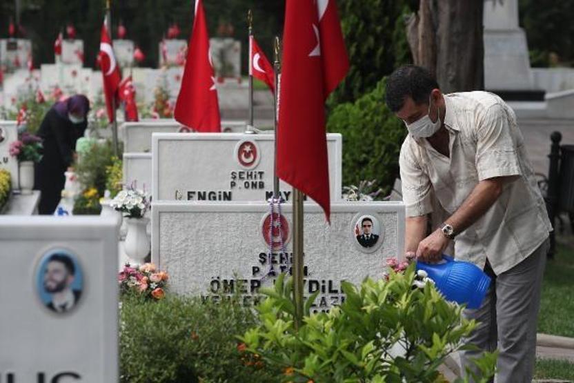 Edirnekapı Şehitliğine akın ettiler