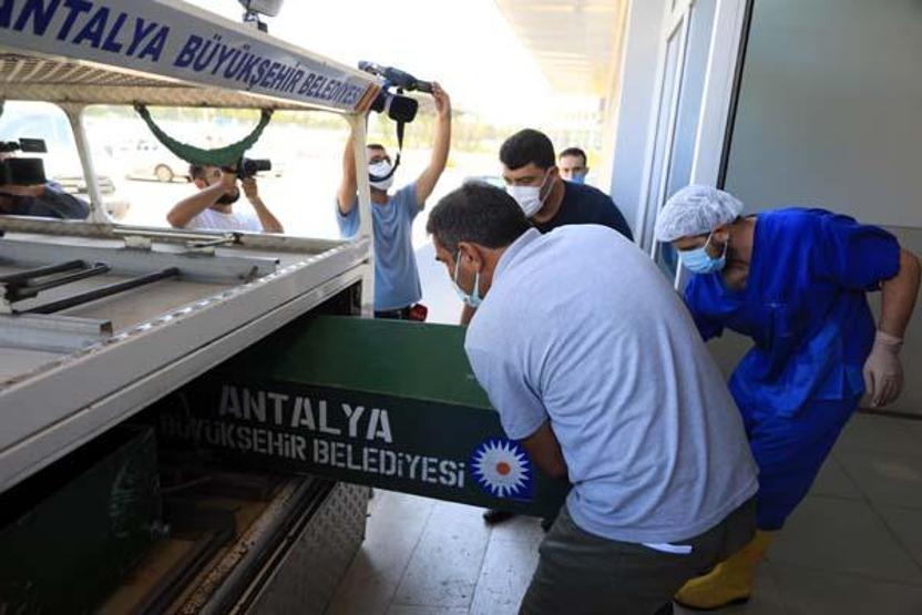 Babası, derede bulunan Ecrinin cenazesini gözyaşlarıyla teslim aldı