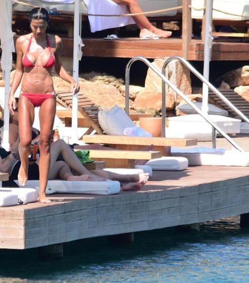Ayşenur Özkan tatil sezonunu Bodrumda açtı İskelede spor yaptı