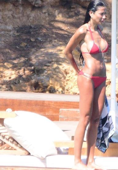 Ayşenur Özkan tatil sezonunu Bodrumda açtı İskelede spor yaptı