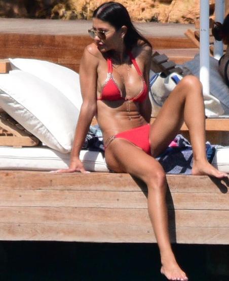 Ayşenur Özkan tatil sezonunu Bodrumda açtı İskelede spor yaptı