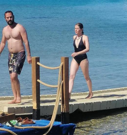 Camdaki Kızın Nalanı Burcu Biricik eşiyle tatilde Doğal güzelliği ile hayran bıraktı