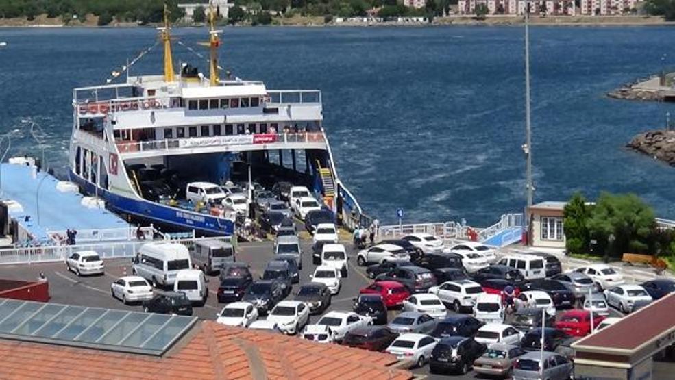 Çanakkale feribot iskelesinde tatilcilerin dönüş yoğunluğu