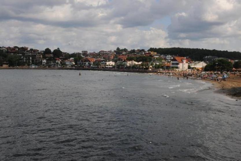 Yasağa ve tehlikeye aldırış etmeden denize girdiler