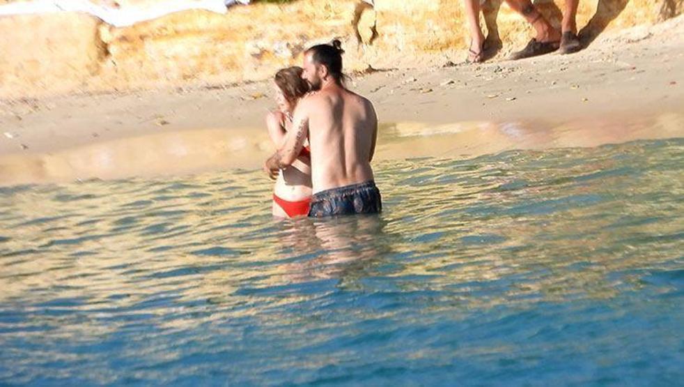 Camdaki Kızın Nalanı Burcu Biricik ve eşi denizde aşka geldi