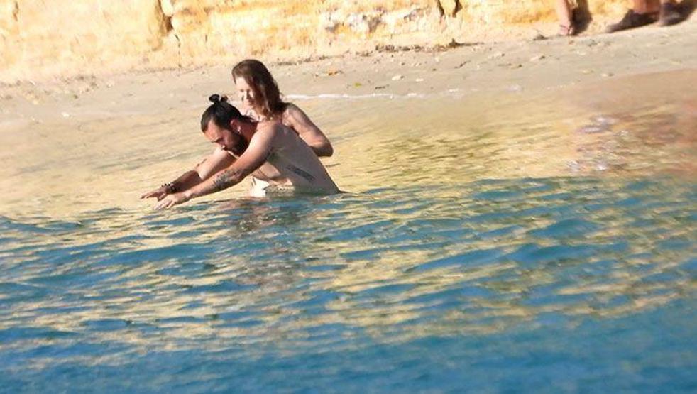 Camdaki Kızın Nalanı Burcu Biricik ve eşi denizde aşka geldi