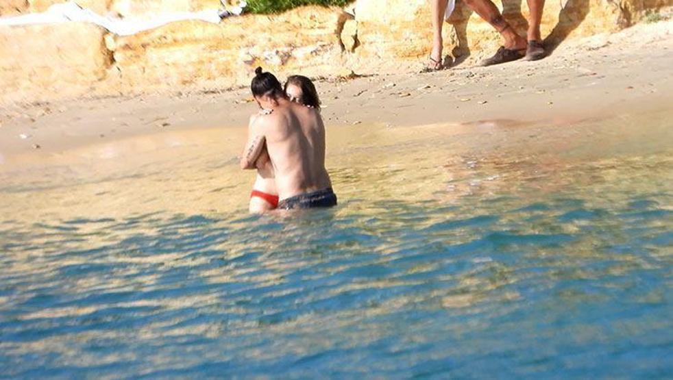 Camdaki Kızın Nalanı Burcu Biricik ve eşi denizde aşka geldi