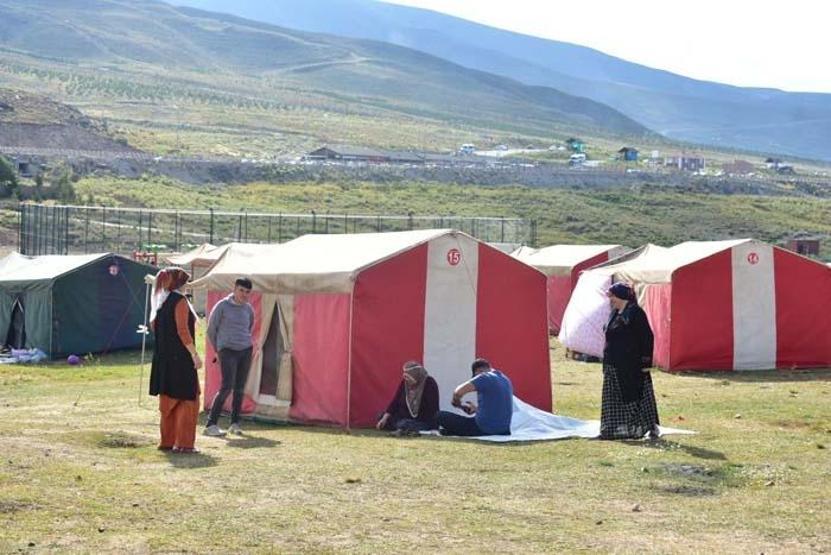 Yaylada şehrin gürültüsünden uzak çadır tatili