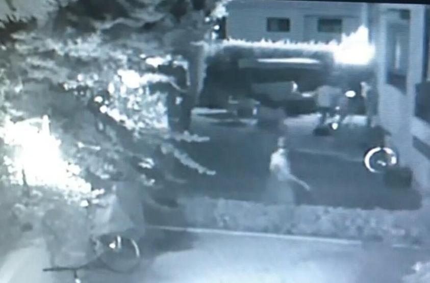 Dehşete düşüren görüntüler Çocuklarının gözü önünde darp edildi