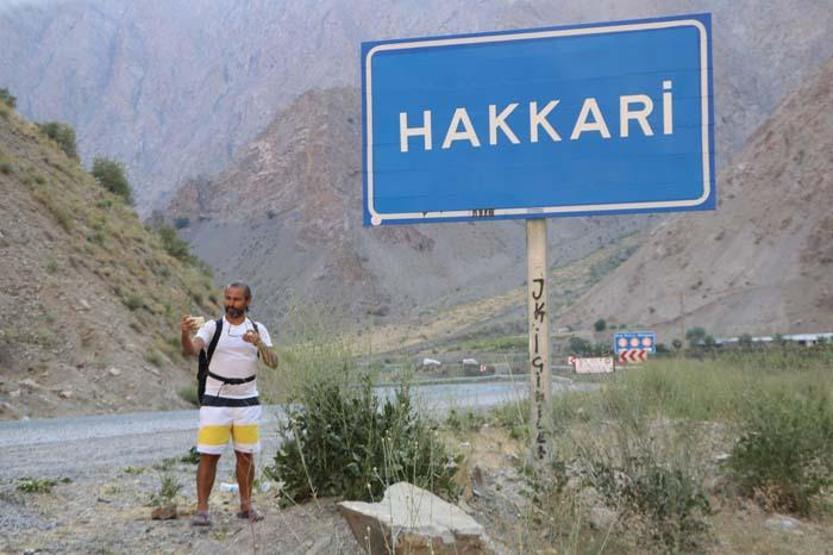 Kitap yazmak için yola çıktı, 210 günde yürüyerek 76 şehir gezdi