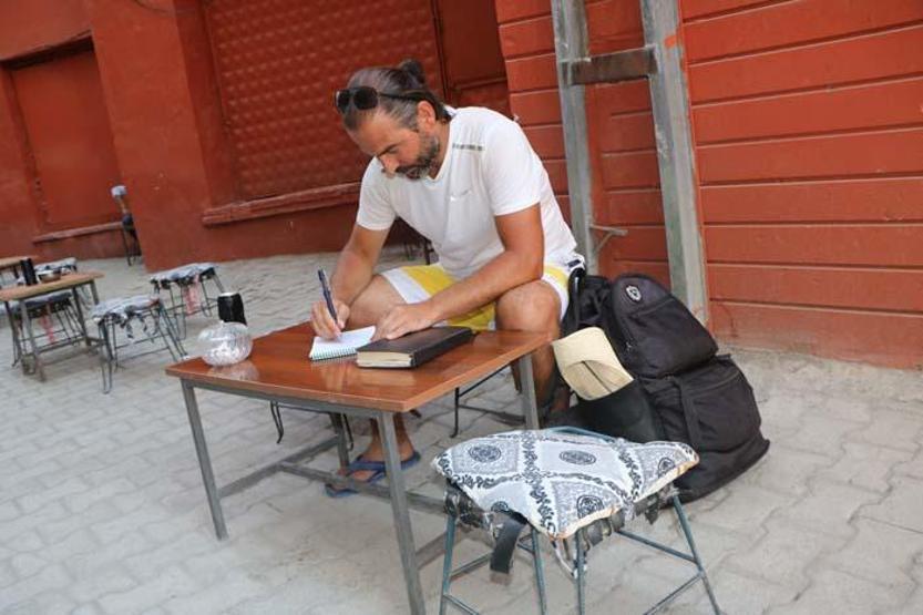 Kitap yazmak için yola çıktı, 210 günde yürüyerek 76 şehir gezdi