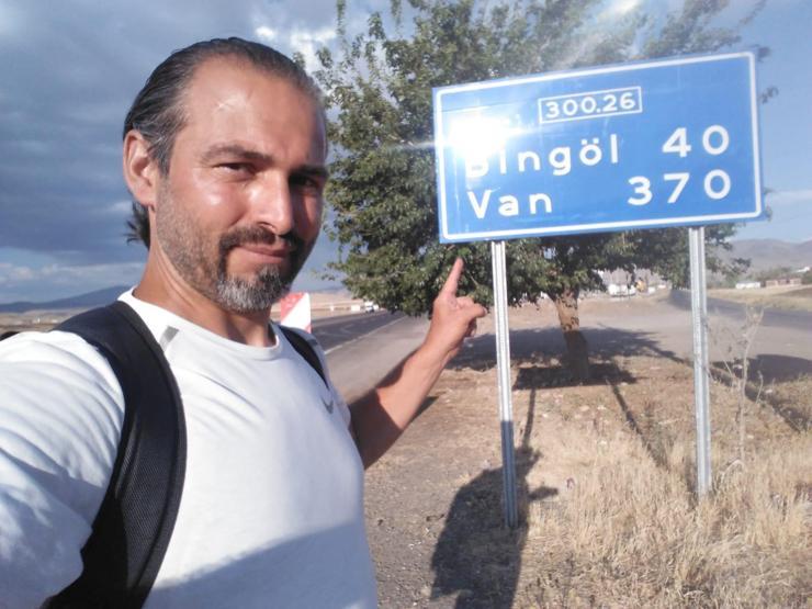 Kitap yazmak için yola çıktı, 210 günde yürüyerek 76 şehir gezdi