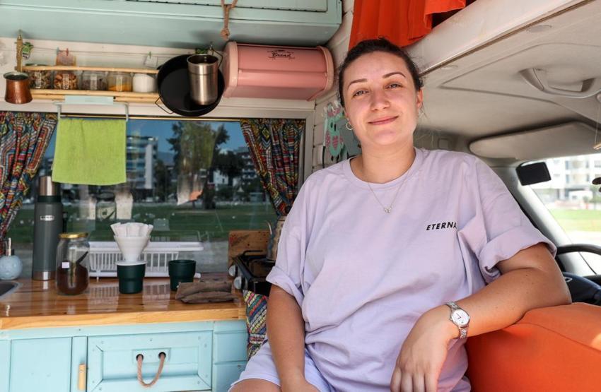 Karavanla Türkiye turuna çıkan çift, bebek haberini aldıkları İzmirde kontak kapattı