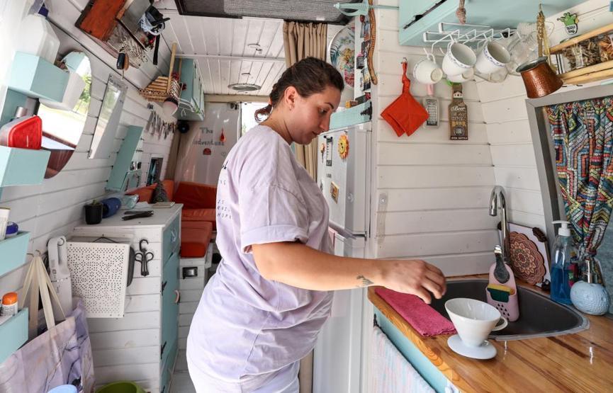 Karavanla Türkiye turuna çıkan çift, bebek haberini aldıkları İzmirde kontak kapattı