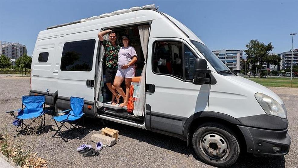 Karavanla Türkiye turuna çıkan çift, bebek haberini aldıkları İzmirde kontak kapattı