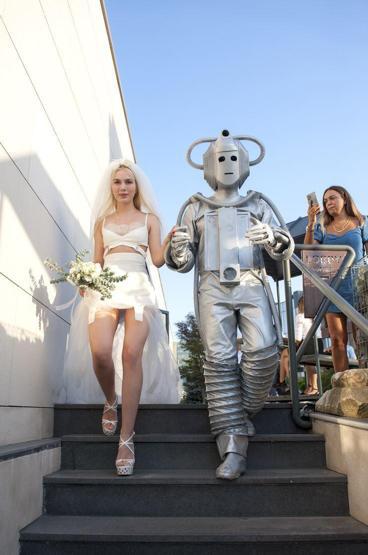 Aleyna Tilki yeni şarkısının klibinde rol alan robotla evlendi