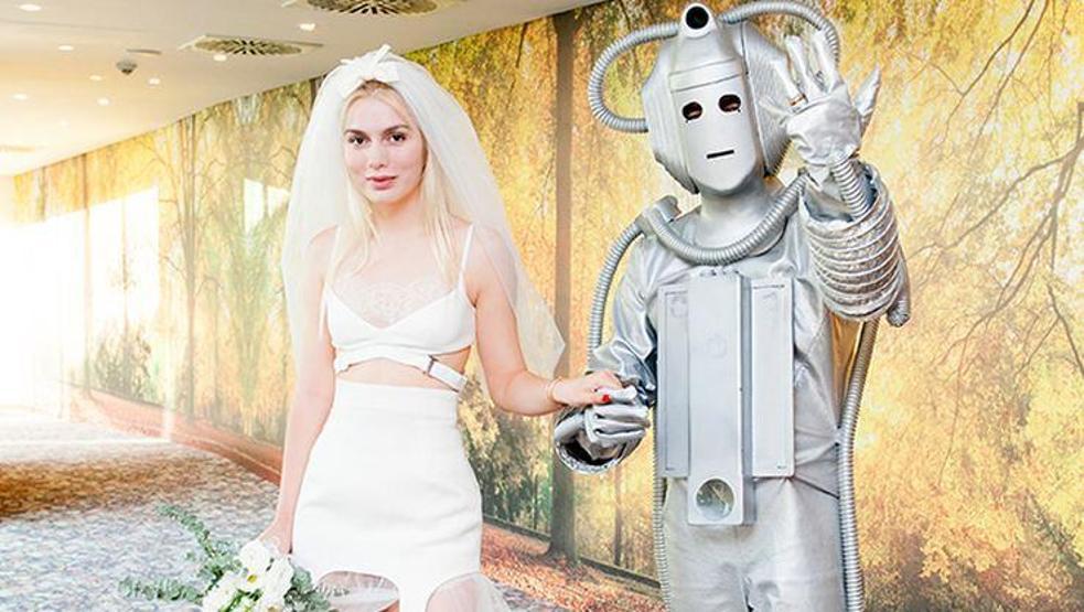 Aleyna Tilki yeni şarkısının klibinde rol alan robotla evlendi