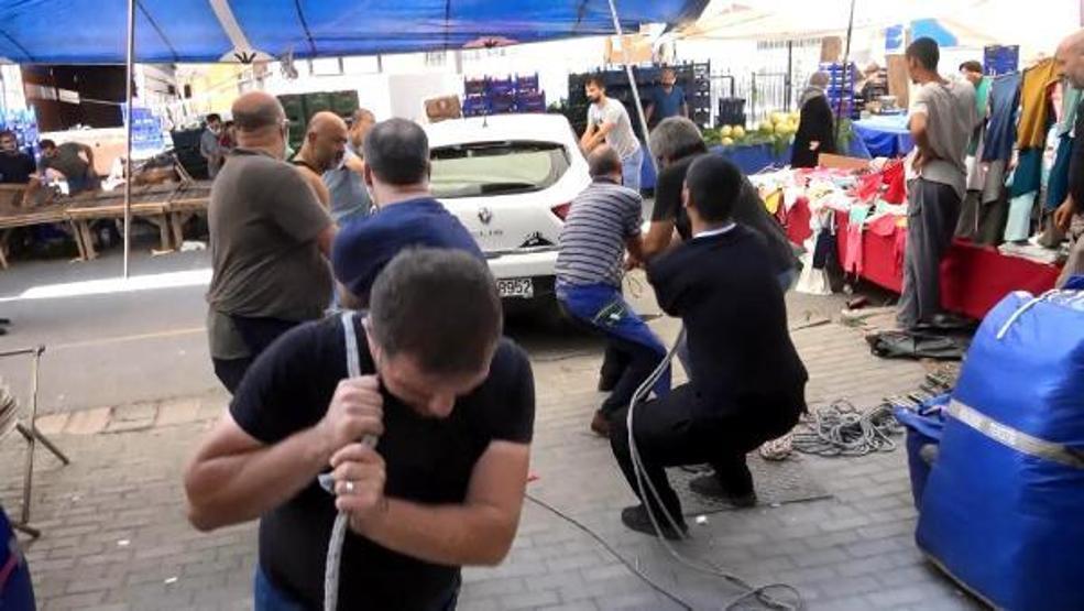 Avcılarda pazarın ortasında bırakılan otomobile esnaftan tepsili operasyon
