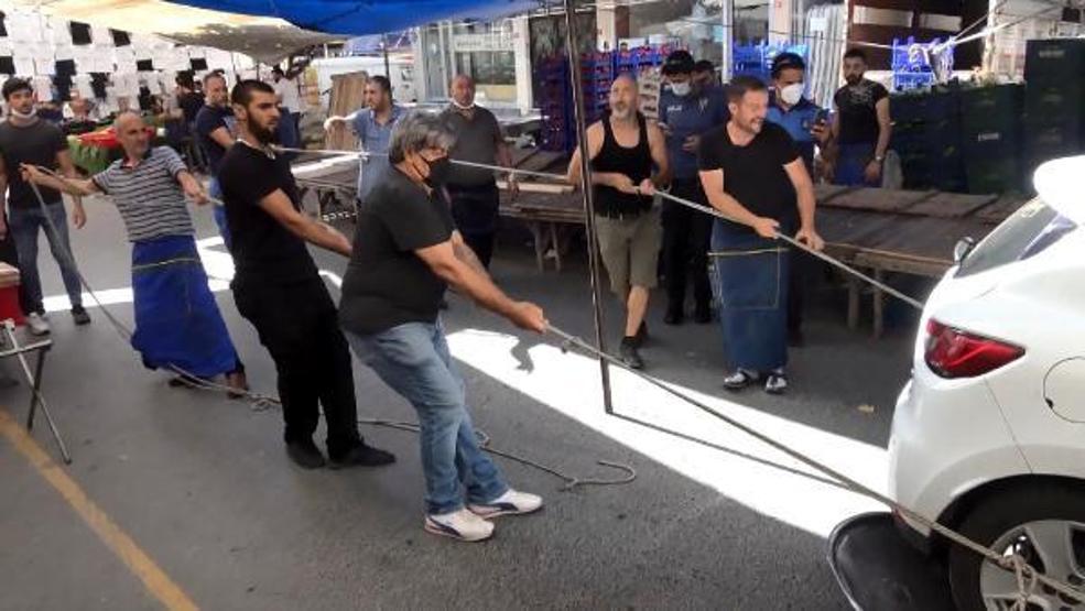 Avcılarda pazarın ortasında bırakılan otomobile esnaftan tepsili operasyon