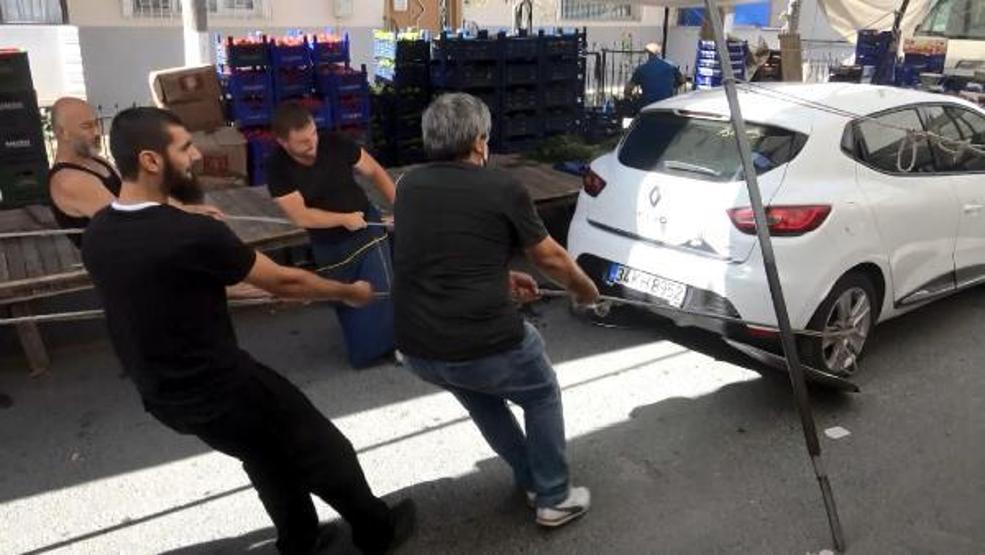 Avcılarda pazarın ortasında bırakılan otomobile esnaftan tepsili operasyon