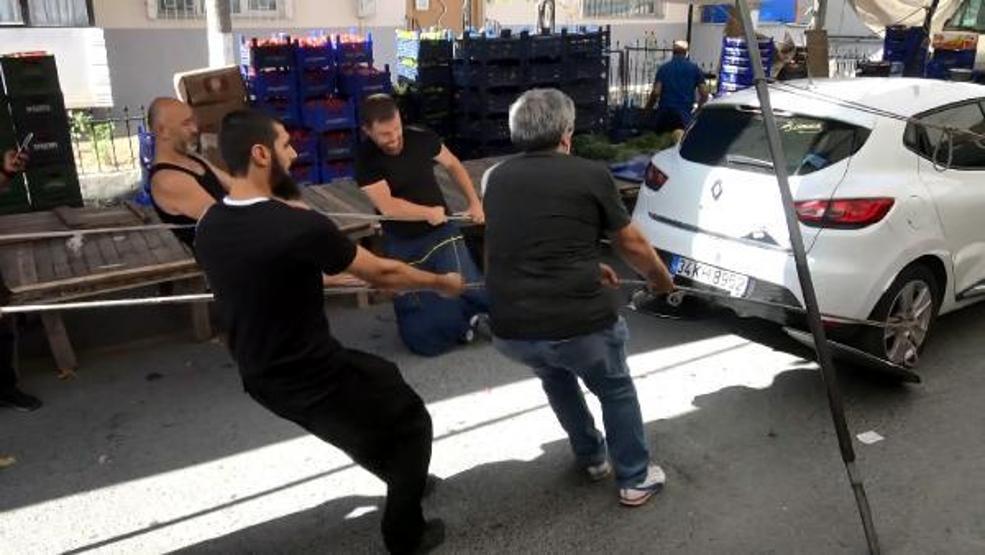 Avcılarda pazarın ortasında bırakılan otomobile esnaftan tepsili operasyon