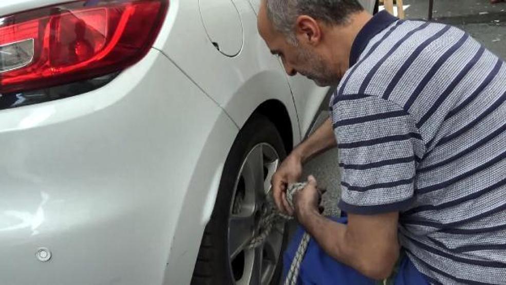 Avcılarda pazarın ortasında bırakılan otomobile esnaftan tepsili operasyon