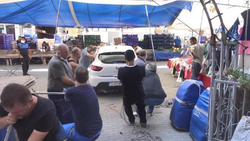 Avcılarda pazarın ortasında bırakılan otomobile esnaftan tepsili operasyon