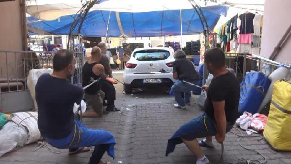 Avcılarda pazarın ortasında bırakılan otomobile esnaftan tepsili operasyon