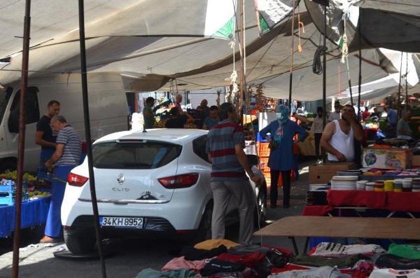 Avcılarda pazarın ortasında bırakılan otomobile esnaftan tepsili operasyon