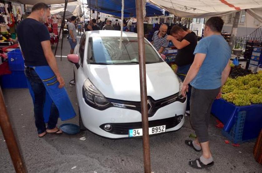 Avcılarda pazarın ortasında bırakılan otomobile esnaftan tepsili operasyon