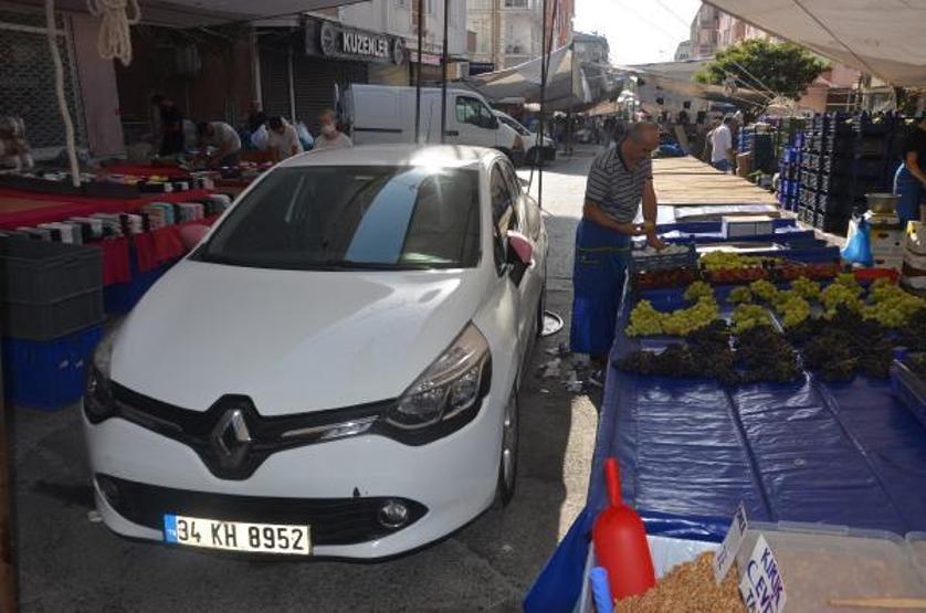 Avcılarda pazarın ortasında bırakılan otomobile esnaftan tepsili operasyon