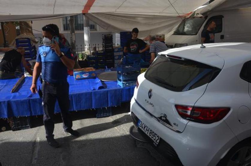 Avcılarda pazarın ortasında bırakılan otomobile esnaftan tepsili operasyon