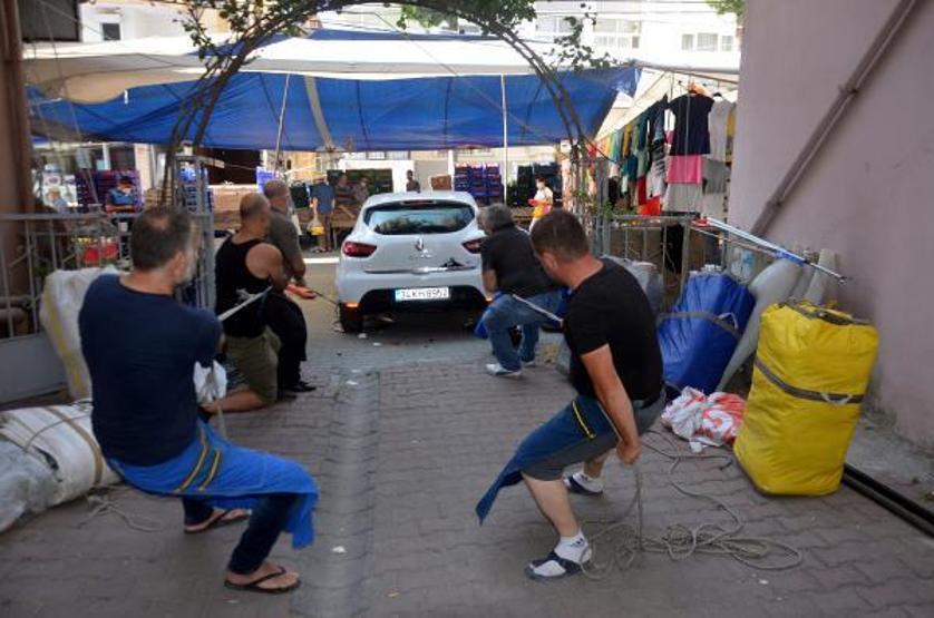 Avcılarda pazarın ortasında bırakılan otomobile esnaftan tepsili operasyon