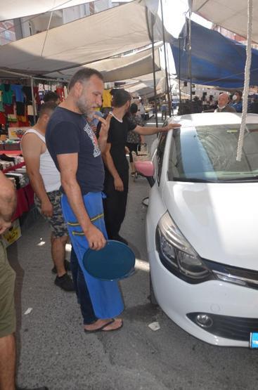 Avcılarda pazarın ortasında bırakılan otomobile esnaftan tepsili operasyon