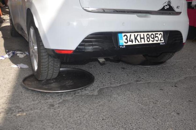 Avcılarda pazarın ortasında bırakılan otomobile esnaftan tepsili operasyon