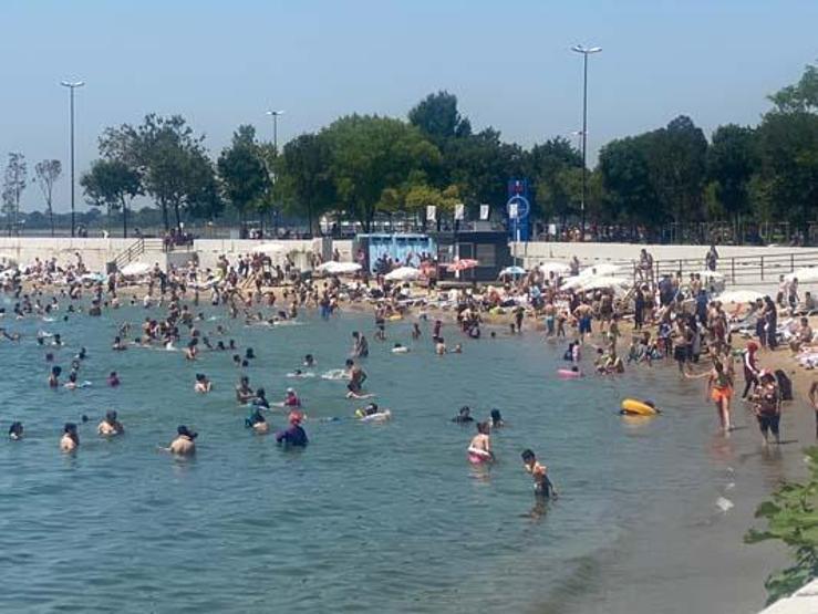 Sıcaktan bunalanlar Caddebostan Sahiline akın etti