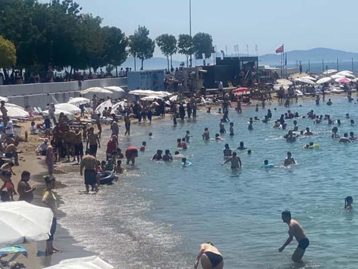 Sıcaktan bunalanlar Caddebostan Sahiline akın etti
