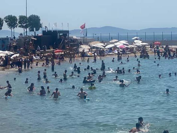 Sıcaktan bunalanlar Caddebostan Sahiline akın etti