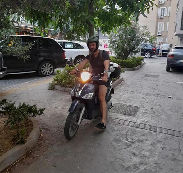 Fırat Çelikten trafikte çözümü motosiklette buldu