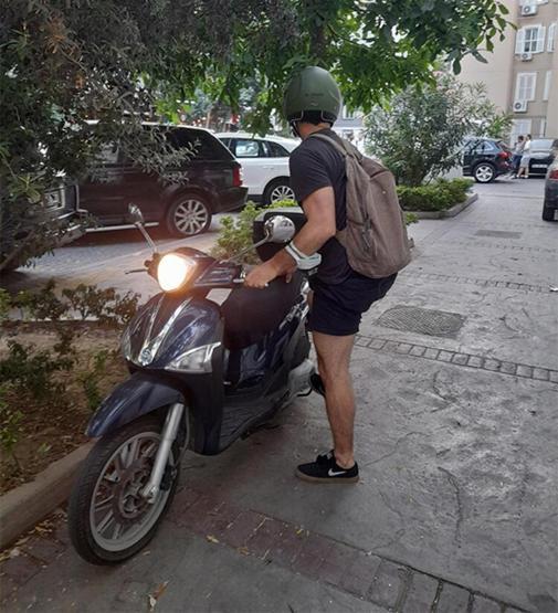 Fırat Çelikten trafikte çözümü motosiklette buldu